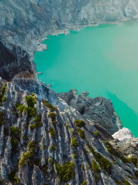 Kawah Ijen yanardağının turkuaz sülfür gölüyle kayalık manzarası. Doğu Java, Endonezya 'da panoramik manzara Kawah Ijen volkanı. Doğal manzara arka planı.