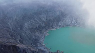 Aktif volkan Kawah Ijen sülfür gölü turkuvaz rengi ve sülfür dumanı ile kraterde, Doğu Java, Endonezya