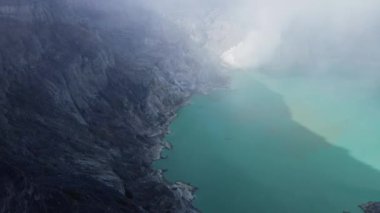 Kawah Ijen volkanı kraterindeki sülfür madenlerinde zehirli volkanik gaz içinde turkuaz göl, Doğu Java, Endonezya