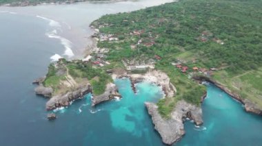 Nusa Lembongan, Bali 'de yemyeşil, masmavi deniz ve canlı mercan resifleriyle çevrili Idyllic adası..