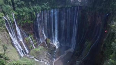 Hava manzaralı Tumpak Sewu Şelalesi Endonezya 'nın en güzel şelalesi. Java 'daki dağlar ve tepeler inanılmaz şelalelerle dolu.. 