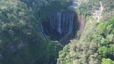 Şaşırtıcı hava manzarası birçok su akışı her yöne doğru akar ve Tumpak Sewu Şelalesi 'ne düşer. Tumpak Sewu 'daki yarı dairesel kayalıklardan düşen şelaleler olağandışı güzellikte..
