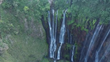 Nefes kesici Tumpak Sewu şelalesinin nehri, Semeru yanardağı, Lumajang ve Endonezya 'daki yemyeşil ormanlarda dalgalanan görüntüsü..
