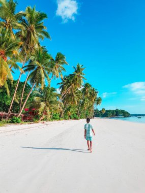 Tropik güneşli plaj ve beyaz kumsalda hindistan cevizi palmiyeleri. yaz arkaplanı ve yaz tatili konsepti.