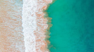 Beyaz kum ve turkuaz suyla güzel bir sahil ve deniz manzarası. en üstteki görünüm.