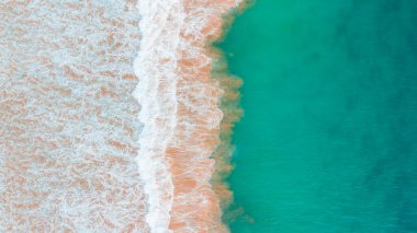 Metnin için fotokopi alanı olan turkuaz suyla çarpıcı güzellikteki deniz manzaralı bir kumsalın insansız hava görüntüsü. Turkuaz suyu olan güzel bir kumsal. yaz arkaplanı.