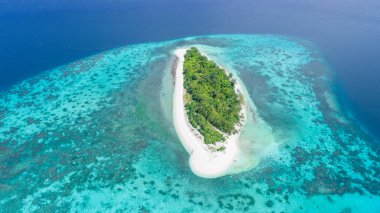 tropik ada turkuaz mavi su en iyi görünümü. Maldivler panoramik manzara