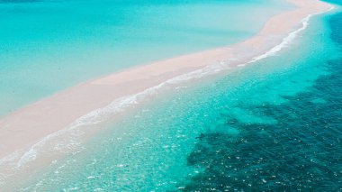 Maldivler 'de beyaz kumlu tropik plaj. Yaz arkaplanı, yaz tatili.