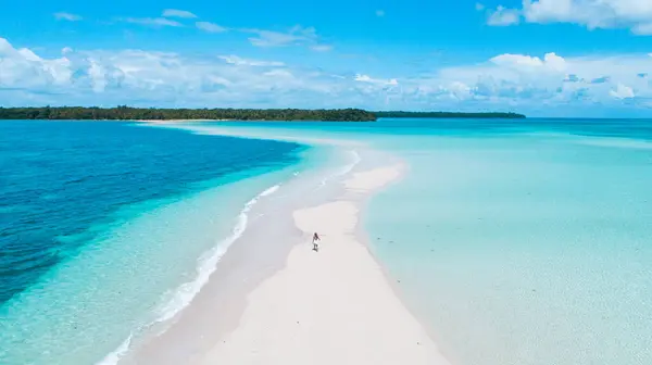 White Sandbank ile Maldivian sahilinde koşan güzel genç kadın. Yaz arkaplanı, yaz tatili.