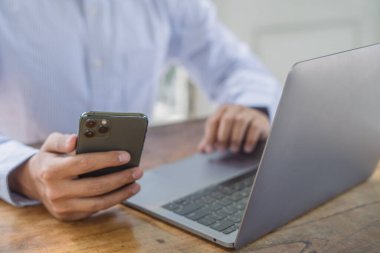 İş adamı cep telefonunu online olarak kullanıyor dizüstü bilgisayar ve tablet üzerinde çalışıyor, internette sörf yapıyor, ofisteki bilgileri arıyor. Öğrenci çevrimiçi evden öğrenim görüyor, e-öğrenim