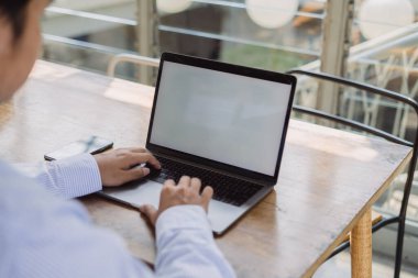 Adam ev ofisindeki laptop ekranı boş, maket işini kullanıyor Boşluğu Kopyala
