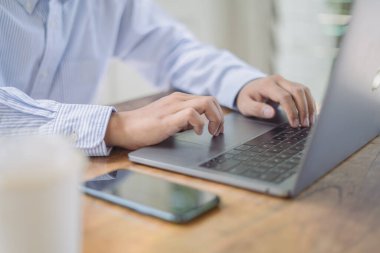 İşadamı ofiste dizüstü bilgisayarla çalışıyor.