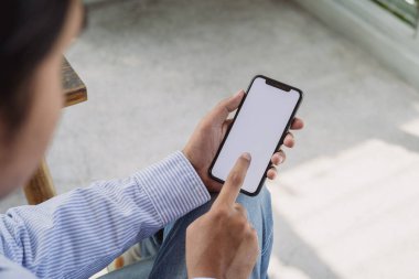 Görüntü görüntüsü boş beyaz ekran cep telefonu. Adam el ele tutuşup cep telefonuyla mesaj atıyor. Reklam metni için arka plan boş. İnsanlar pazarlama işiyle, teknolojiyle irtibata geçiyor.