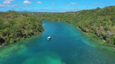Tropikal adanın yaz aylarında tekneli güzel adanın manzarası ya da manzarası