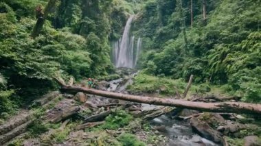 Rinjani, Senaru, Lombok, Endonezya yakınlarındaki Tiu Kelep Şelalesinin Hava Aracı Çekimi.