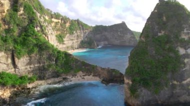 Diamond Beach, Nusa Penida, Bali, Endonezya 'da güzel mavi bir denizle kumsalın insansız hava aracı görüntüsü.