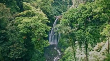 Rinjani, Senaru, Lombok, Endonezya, Güneydoğu Asya yakınlarındaki Tiu Kelep Şelalesi 'ndeki güzel şelalenin hava manzarası