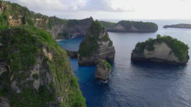 Endonezya adasının güzelliği. Adanın manzarası ve Nusa Penida, Bali, Endonezya 'daki elmas plajları.