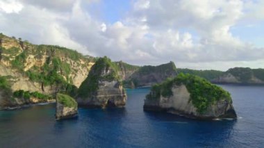 Bali 'deki en güzel kumsal ve gök mavisi suyu. Nusa Penida, Endonezya 'daki Diamond Beach' in manzarası