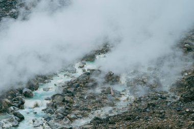 Bir volkanik kaldera ve sıcak kaynak suyu olan jeotermal alan.