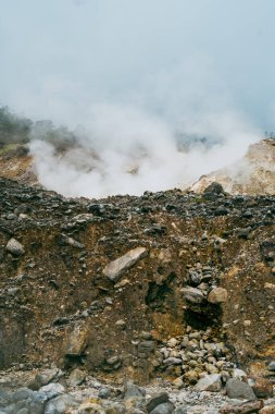 Görkemli Volkanik Majesteleri: Doğanın Embrağında Tüten Güzellik