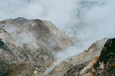 Yerden yükselen buharla manzara volkan vadisini süslüyor.