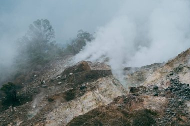 Volkanik manzaranın nefes kesici görüntüsü, püskürme fümerolü, aktif volkan kraterindeki gaz buhar aktivitesi.