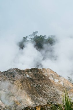 Etkin bir volkanda duman çıkaran volkanik aktivite