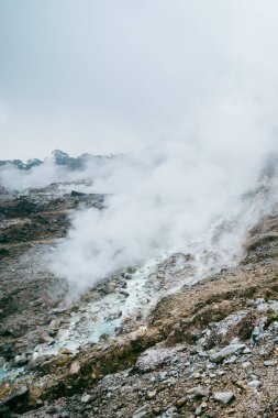 Aktif bir volkanın kraterindeki gaz buharı aktivitesinin çarpıcı görüntüsü.