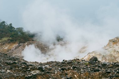 Dağlarda sıcak buhar volkanik, Doğada Tüten Güzellik