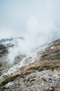 Krafla volkanik bölgesinde solfatara ve Fumarol aktivitesi. Sülfür yatakları krater eğiminin zemin yüzeyindedir..