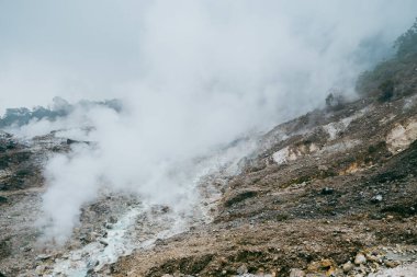 Volkanik manzara, agresif kaplıca, fümerol püskürmesi, aktif volkan kraterinde gaz buharı aktivitesi. Manzara Dağı.