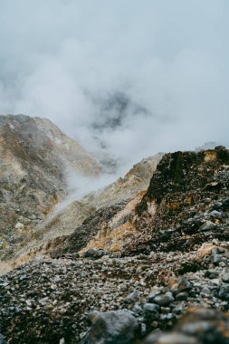 Güzel dağ manzaraları, duman püskürten aktif volkanik kraterler.