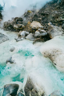 Volkandaki kraterde buhar bulunan sıcak sülfür pınarı.