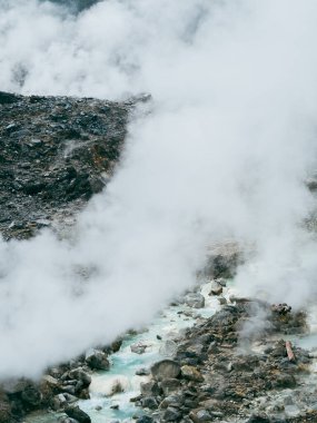 Gaz ve kaynar su yayan bir volkandaki bir nehir..