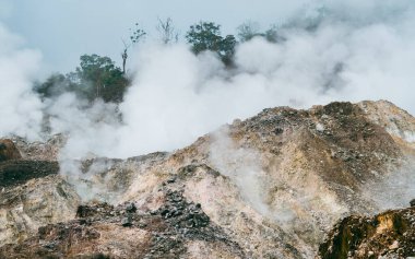 Aktif volkan kraterinin manzara manzarası, inanılmaz volkanik manzara..
