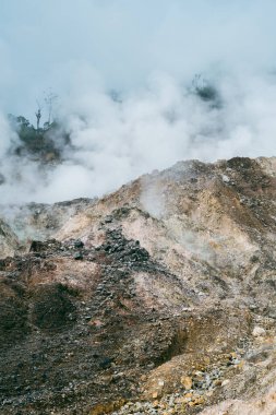 Dumanı püskürten aktif bir volkanın güzel ve renkli manzarası