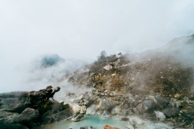 Kawah Ratu 'nun ana kraterinin hemen yanındaki volkanik bir kraterden çıkan sıcak buhar.