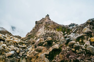 Volkanik manzaranın ilginç bir görüntüsü. Toprağın bağırsaklarından dumanlar yükseliyor.