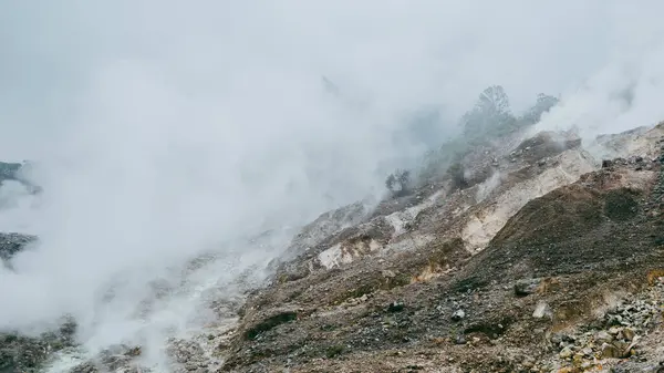 Etkin bir volkanın dumanlı manzarası