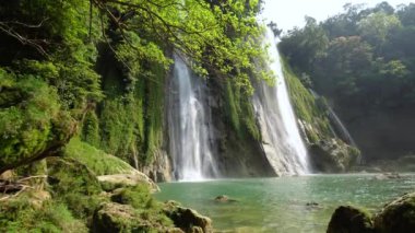 Cikaso Şelalesi, Sukabumi, Endonezya 'daki tropikal yağmur ormanlarında saklı şelale.