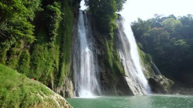 Tropikal yağmur ormanlarında Cikaso Şelalesi, Sukabumi, Endonezya 'da kaya ve turkuaz mavi gölet çağlayan orman şelaleleri..