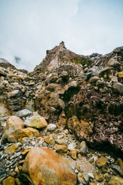 Dumanlı bir volkan manzarası ve bir Volkan Kayası