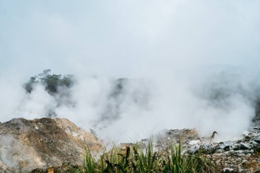 Etkin bir volkandaki duman çıkaran volkanik aktivitenin görüntüsü.
