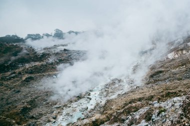 Volkanik bir kaldera ve volkanik dağların sıcak kaynak suyuna sahip jeotermal alan..