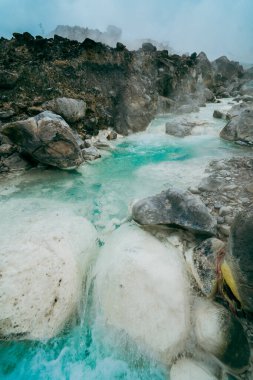 Sıcak sülfürik suyun kayaları ve yapıları dünyanın bağırsaklarından çıkıyor.