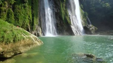 Kaya, Cikaso Şelalesi, Sukabumi, Endonezya ile tropikal yağmur ormanlarında çifte şelale..