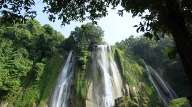 Tropikal bir ormanda güzel bir şelale Cikaso Şelalesi, Sukabumi, Endonezya 'da gerçekten güzeldir..