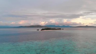 Tropikal ada üzerinde dramatik deniz gündoğumunun hava manzarası