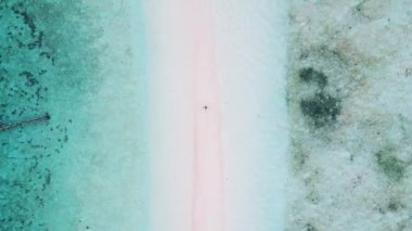 Temiz deniz suyuyla muhteşem beyaz kumdan bir adanın havadan görünüşü. yaz tatili.